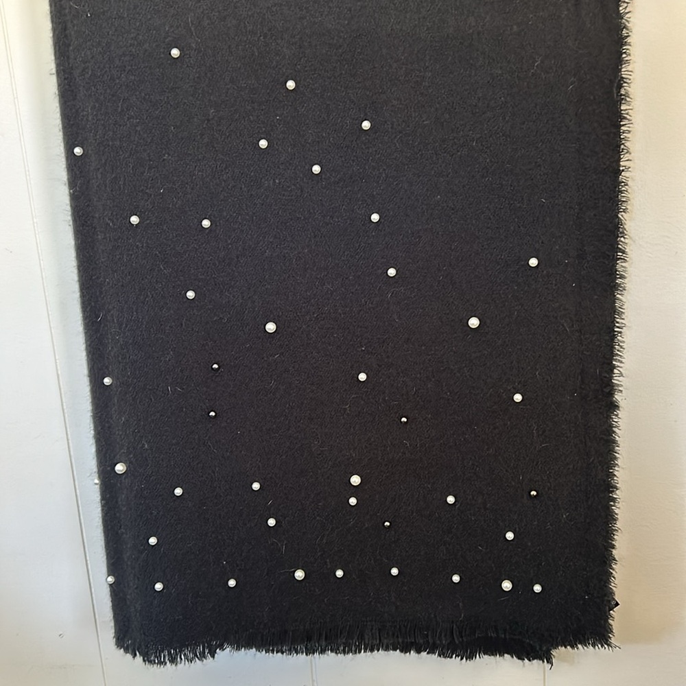 Long Zara scarf with white and black pearls